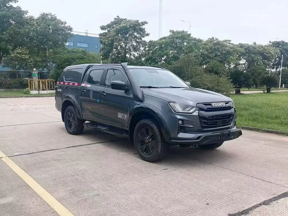 Camioneta Isuzu D-MAX modificada con capota impermeable desmontable para almacenamiento seguro de carga