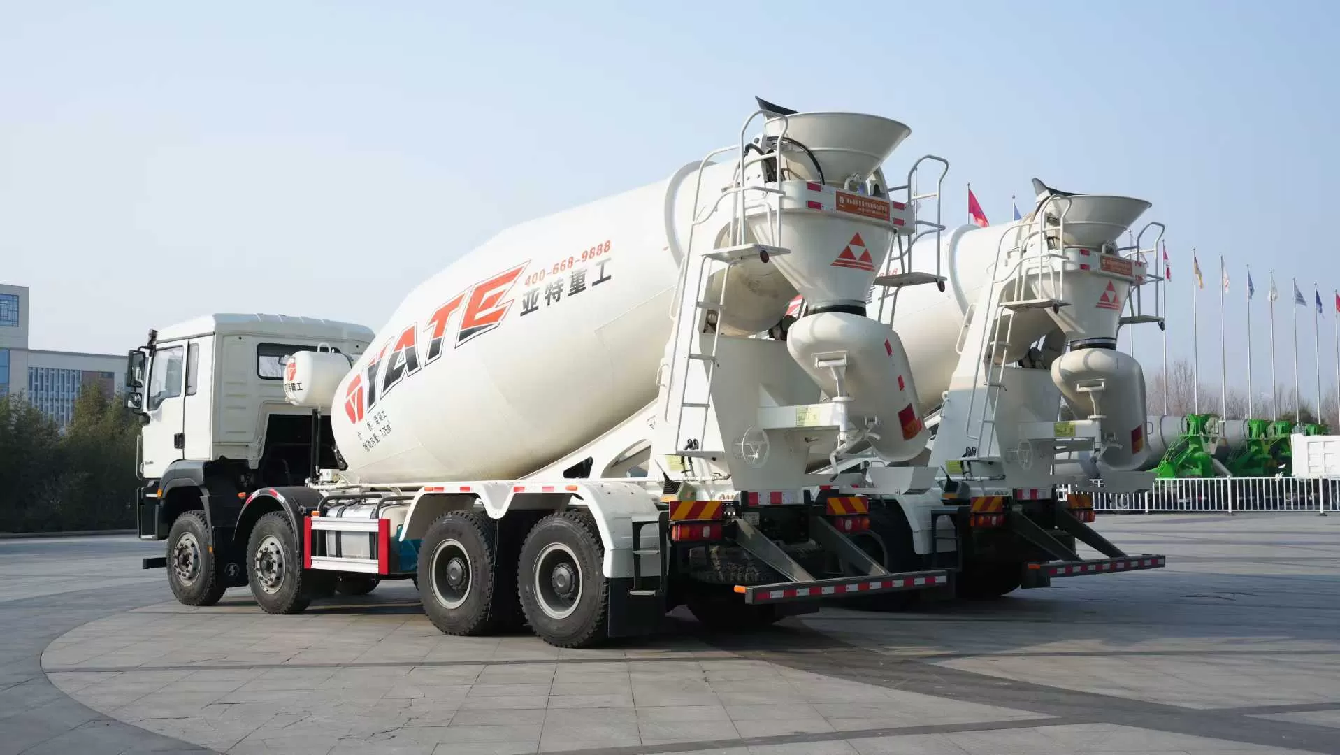 Chasis Howo + camión mezclador de hormigón 8×4 de Heavy Industry: vehículo usado de alta calidad