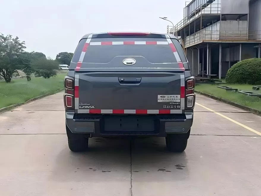 Camioneta Isuzu D-MAX modificada con capota impermeable desmontable para almacenamiento seguro de carga