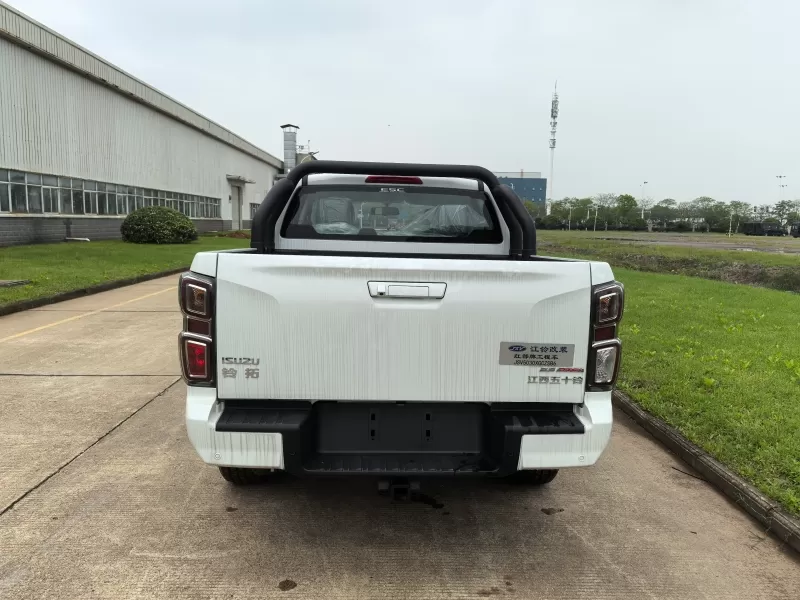 Camioneta diésel Isuzu Lingtuo Cross-Country 2.5T 4X4, nueva de China