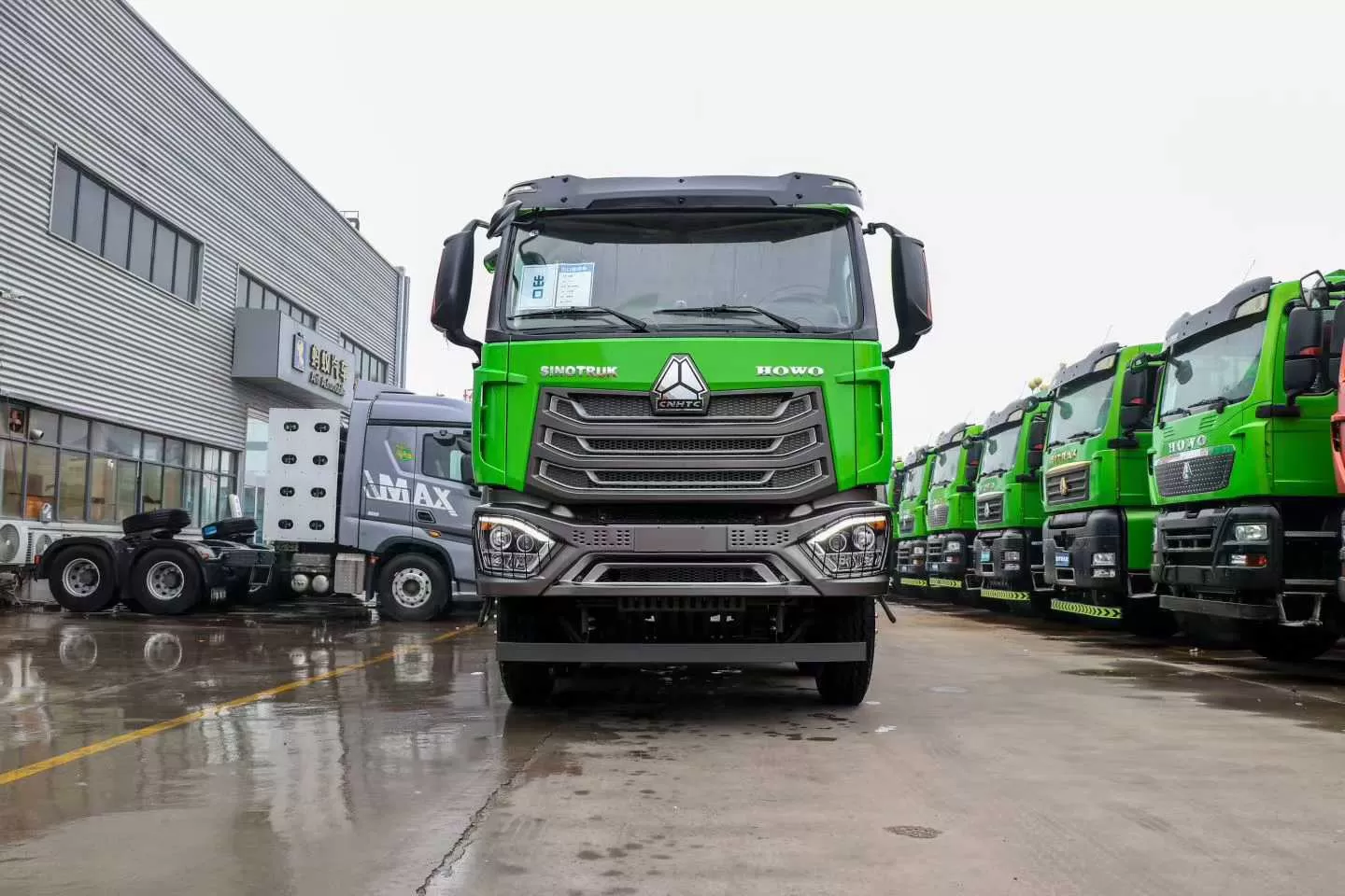 Camión volquete Howo N5 TX 8×4, que cumple con los estándares de emisiones China VI; camión volquete en venta