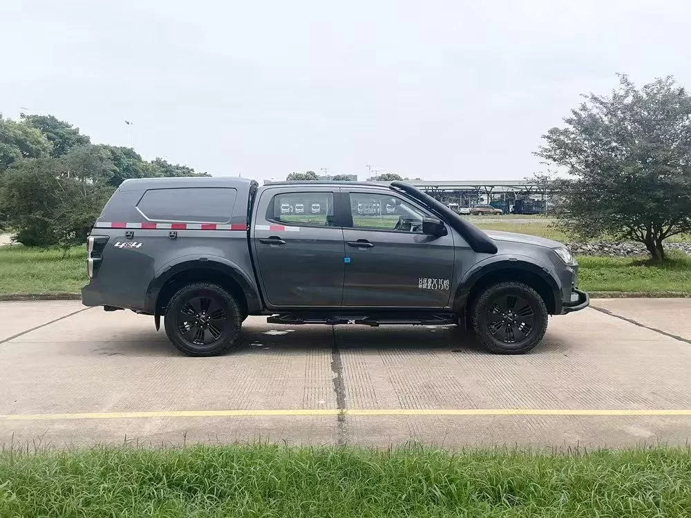 Camioneta Isuzu D-MAX modificada con capota impermeable desmontable para almacenamiento seguro de carga