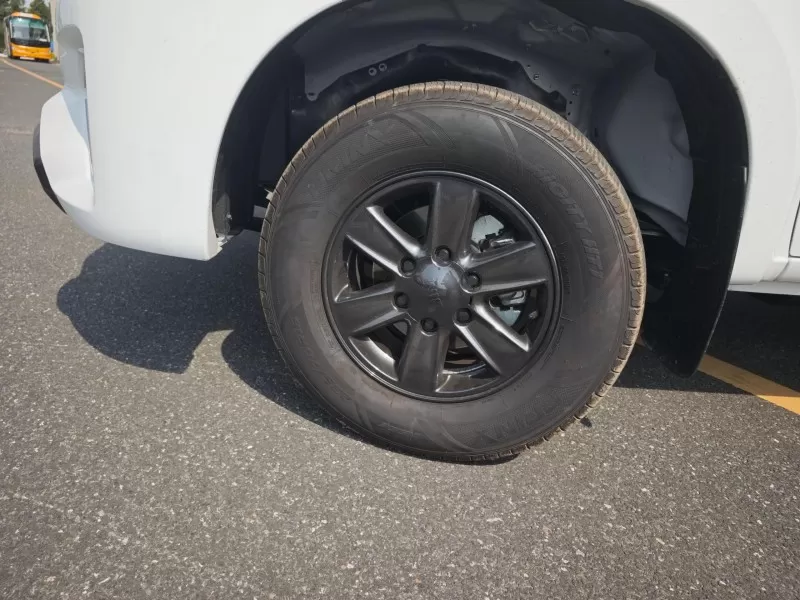 Camioneta diésel manual Isuzu RE-MAX con cubierta de carga extraíble