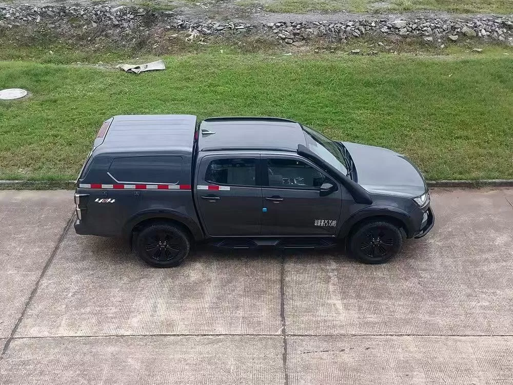 Camioneta Isuzu D-MAX modificada con capota impermeable desmontable para almacenamiento seguro de carga