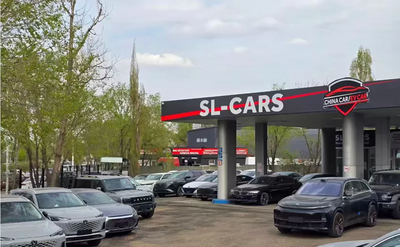 ¡Clientes vietnamitas firman un pedido de 300 coches en el acto!
